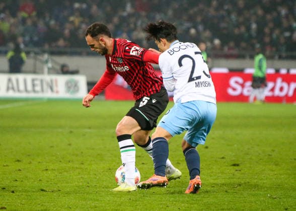 Deutschland: Fussball 2.Bundesliga 2025 26, 16. Spieltag - Hannover 96 vs VfL Bochum - Heinz von Heiden Arena Stadion (Hannover): Virgil GhiÅ£Äƒ Virgil Ghita (Hannover 96, 5) Koji Miyoshi (VfL Bochum, 23) Hannover