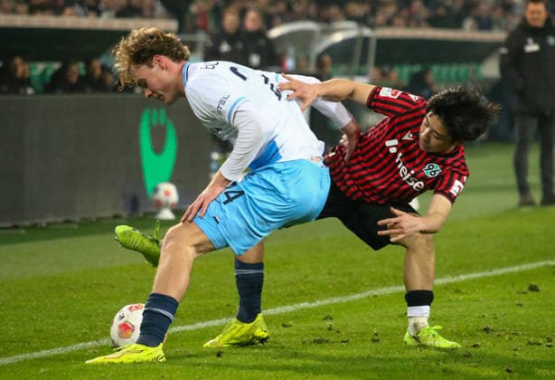 Deutschland: Fussball 2.Bundesliga 2025 26, 16. Spieltag - Hannover 96 vs VfL Bochum - Heinz von Heiden Arena Stadion (Hannover): Mats Pannewig (VfL Bochum, 24) Daisuke Yokota (Hannover 96, 18) Hannover