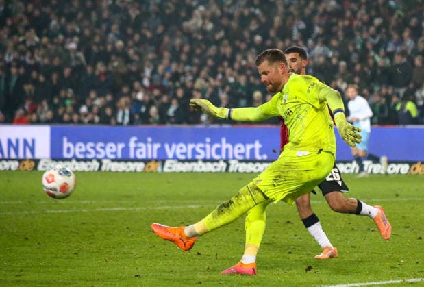 Deutschland: Fussball 2.Bundesliga 2025 26, 16. Spieltag - Hannover 96 vs VfL Bochum - Heinz von Heiden Arena Stadion (Hannover): Timo Horn (VfL Bochum, 1) Hannover