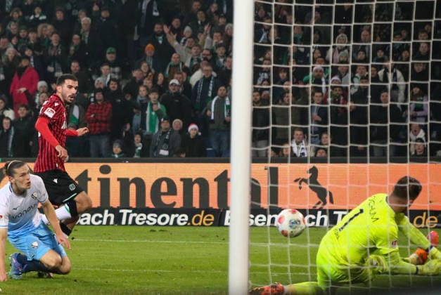 Deutschland: Fussball 2.Bundesliga 2025 26, 16. Spieltag - Hannover 96 vs VfL Bochum - Heinz von Heiden Arena Stadion (Hannover): Timo Horn (VfL Bochum, 1) Waniss TaÃ¯bi Waniss Taibi (Hannover 96, 26) Hannover