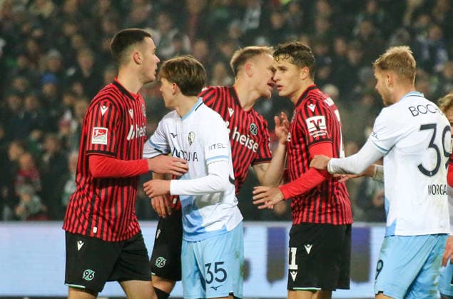Deutschland: Fussball 2.Bundesliga 2025 26, 16. Spieltag - Hannover 96 vs VfL Bochum - Heinz von Heiden Arena Stadion (Hannover): Havard Nielsen Havard Nielsen (Hannover 96, 16) Benedikt Pichler (Hannover 96, 11) Kacper Koscierski (VfL Bochum, 35) Leandro Morgalla (VfL Bochum, 39) Hannover
