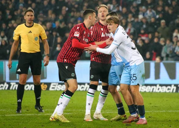 Deutschland: Fussball 2.Bundesliga 2025 26, 16. Spieltag - Hannover 96 vs VfL Bochum - Heinz von Heiden Arena Stadion (Hannover): Havard Nielsen Havard Nielsen (Hannover 96, 16) Benedikt Pichler (Hannover 96, 11) Kacper Koscierski (VfL Bochum, 35) Leandro Morgalla (VfL Bochum, 39) SchiedsrichterTobias Welz Hannover