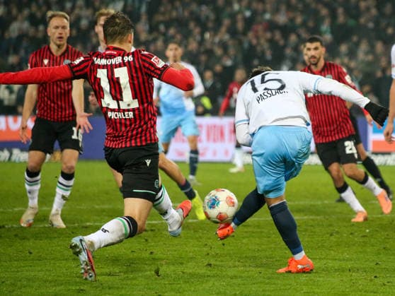 Deutschland: Fussball 2.Bundesliga 2025 26, 16. Spieltag - Hannover 96 vs VfL Bochum - Heinz von Heiden Arena Stadion (Hannover): Benedikt Pichler (Hannover 96, 11) Felix Passlack (VfL Bochum, 15) Hannover
