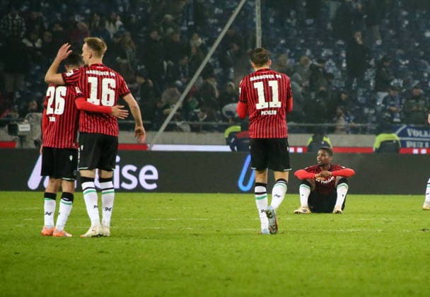 Deutschland: Fussball 2.Bundesliga 2025 26, 16. Spieltag - Hannover 96 vs VfL Bochum - Heinz von Heiden Arena Stadion (Hannover): Benedikt Pichler (Hannover 96, 11) Havard Nielsen Havard Nielsen (Hannover 96, 16) Waniss TaÃ¯bi Waniss Taibi (Hannover 96, 26) Hannover