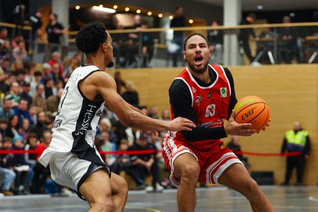 Spiel zwischen BG Hessing Leitershofen v TV Langen, Basketball, Herren, BARMER 2.Bundesliga ProB Süd, 2025 2026, 13.Spieltag am 13.12.2025 in Augsburg, Mehrzweckhalle Stadtbergen. Bayern Deutschland