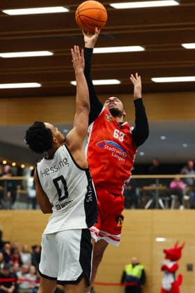 Brian Dawson (0, BG Hessing Leitershofen)Spiel zwischen BG Hessing Leitershofen v TV Langen, Basketball, Herren, BARMER 2.Bundesliga ProB Süd, 2025 2026, 13.Spieltag am 13.12.2025 in Augsburg, Mehrzweckhalle Stadtbergen. Bayern Deutschland