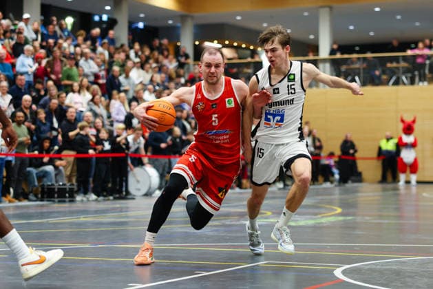 Niklas Pons (5, TV Langen) und Jannik Westermeir (15, BG Hessing Leitershofen) beim Spiel zwischen BG Hessing Leitershofen v TV Langen, Basketball, Herren, BARMER 2.Bundesliga ProB Süd, 2025 2026, 13.Spieltag am 13.12.2025 in Augsburg, Mehrzweckhalle Stadtbergen. Bayern Deutschland