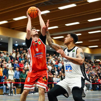 Henk Droste (9, TV Langen) und Ferenc Gille (11, BG Hessing Leitershofen) beim Spiel zwischen BG Hessing Leitershofen v TV Langen, Basketball, Herren, BARMER 2.Bundesliga ProB Süd, 2025 2026, 13.Spieltag am 13.12.2025 in Augsburg, Mehrzweckhalle Stadtbergen. Bayern Deutschland