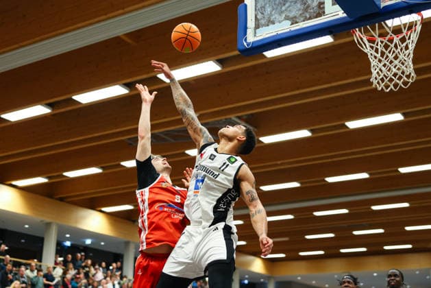 Henk Droste (9, TV Langen) und Ferenc Gille (11, BG Hessing Leitershofen) beim Spiel zwischen BG Hessing Leitershofen v TV Langen, Basketball, Herren, BARMER 2.Bundesliga ProB Süd, 2025 2026, 13.Spieltag am 13.12.2025 in Augsburg, Mehrzweckhalle Stadtbergen. Bayern Deutschland