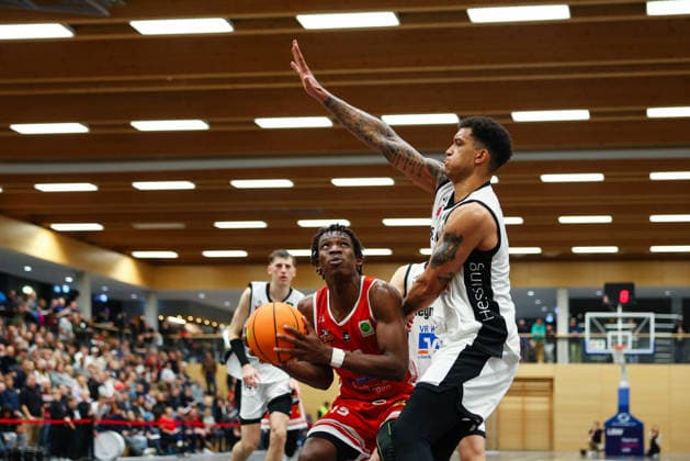 Aminu Abibu (13, TV Langen) und Ferenc Gille (11, BG Hessing Leitershofen) beim Spiel zwischen BG Hessing Leitershofen v TV Langen, Basketball, Herren, BARMER 2.Bundesliga ProB Süd, 2025 2026, 13.Spieltag am 13.12.2025 in Augsburg, Mehrzweckhalle Stadtbergen. Bayern Deutschland