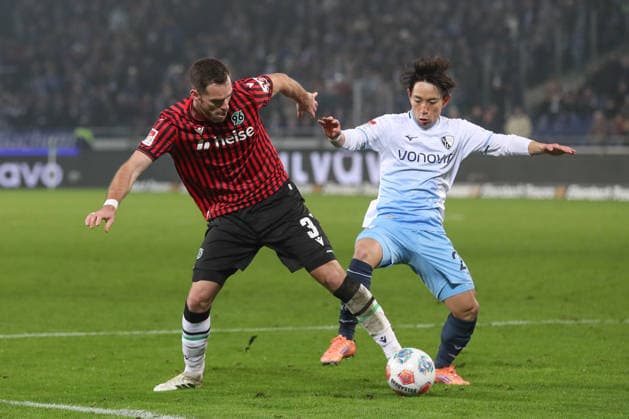 13.12.2025, xtgx, Fussball - 2.Bundesliga Hannover 96 - VfL Bochum emspor, v.l. Boris Tomiak (Hannover, 3), Koji Miyoshi (Bochum, 23) Zweikampf, Duell, Kampf, tackle (DFL DFB REGULATIONS PROHIBIT ANY USE OF PHOTOGRAPHS as IMAGE SEQUENCES and or QUASI-VIDEO) Hannover