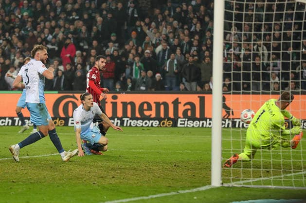 13.12.2025, xtgx, Fussball - 2.Bundesliga Hannover 96 - VfL Bochum emspor, v.l. Timo Horn (Bochum, 1) Parade, haelt den Ball, faengt den Ball, pariert (DFL DFB REGULATIONS PROHIBIT ANY USE OF PHOTOGRAPHS as IMAGE SEQUENCES and or QUASI-VIDEO) Hannover