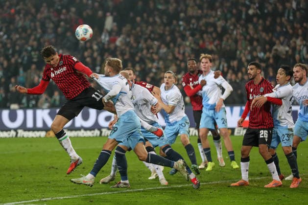 13.12.2025, xtgx, Fussball - 2.Bundesliga Hannover 96 - VfL Bochum emspor, v.l. Benedikt Pichler (Hannover, 11), Leandro Morgalla (Bochum, 39) Zweikampf, Duell, Kampf, tackle (DFL DFB REGULATIONS PROHIBIT ANY USE OF PHOTOGRAPHS as IMAGE SEQUENCES and or QUASI-VIDEO) Hannover