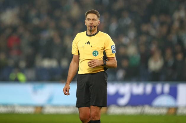13.12.2025, xtgx, Fussball - 2.Bundesliga Hannover 96 - VfL Bochum emspor, v.l. Schiedsrichter, Schiri, referee Tobias Reichel (DFL DFB REGULATIONS PROHIBIT ANY USE OF PHOTOGRAPHS as IMAGE SEQUENCES and or QUASI-VIDEO) Hannover