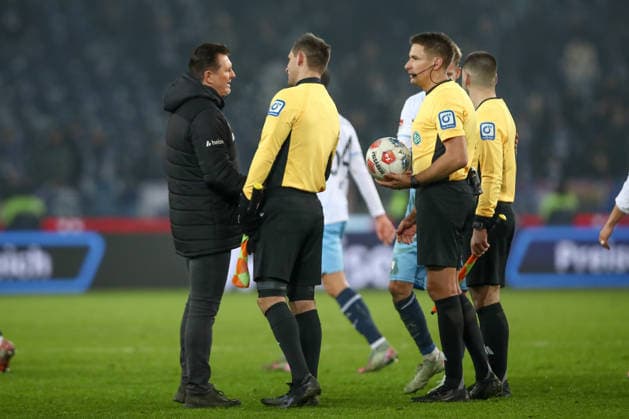 13.12.2025, xtgx, Fussball - 2.Bundesliga Hannover 96 - VfL Bochum emspor, v.l. Christian Titz (Hannover, Trainer) diskutiert mit Schiedsrichter, Schiri, referee (DFL DFB REGULATIONS PROHIBIT ANY USE OF PHOTOGRAPHS as IMAGE SEQUENCES and or QUASI-VIDEO) Hannover