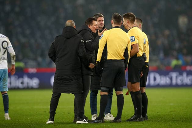 13.12.2025, xtgx, Fussball - 2.Bundesliga Hannover 96 - VfL Bochum emspor, v.l. Christian Titz (Hannover, Trainer) diskutiert mit Schiedsrichter, Schiri, referee (DFL DFB REGULATIONS PROHIBIT ANY USE OF PHOTOGRAPHS as IMAGE SEQUENCES and or QUASI-VIDEO) Hannover