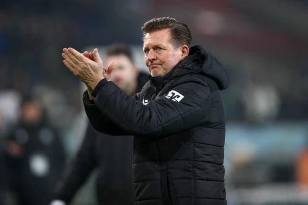 13.12.2025, xtgx, Fussball - 2.Bundesliga Hannover 96 - VfL Bochum emspor, v.l. Christian Titz (Hannover, Trainer) bedankt sich bei den Fans (DFL DFB REGULATIONS PROHIBIT ANY USE OF PHOTOGRAPHS as IMAGE SEQUENCES and or QUASI-VIDEO) Hannover