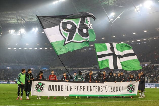 13.12.2025, xtgx, Fussball - 2.Bundesliga Hannover 96 - VfL Bochum emspor, v.l. Die Mannschaft von Hannover 96 bedankt sich für die Unterstützung im Jahr 2025 (DFL DFB REGULATIONS PROHIBIT ANY USE OF PHOTOGRAPHS as IMAGE SEQUENCES and or QUASI-VIDEO) Hannover