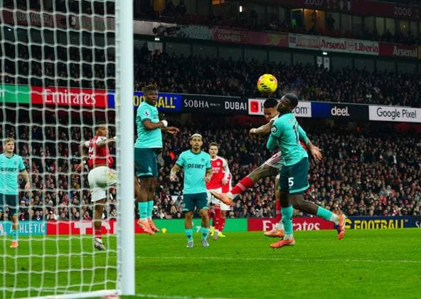 Yerson Mosquera of Wolverhampton Wanderers scores an own goal under pressure from Gabriel Jesus of Arsenal to make the score 2-1 deep into injury time Arsenal v Wolverhampton Wanderers, Premier League, Football, Emirates Stadium, London, UK - 13 Dec 2025London Emirates Stadium United Kingdom EDITORIAL USE ONLY No use with unauthorised audio, video, data, fixture lists, club league logos or live services. Online in-match use limited to 120 images, no video emulation. No use in betting, games or single club league player publications.  Copyright: xJavierxGarcia Shutterstockx 16081568ad