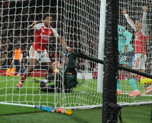 Football - 2025 2026 Premier League - Arsenal vs Weolverhampton Wanderers - Emirates Stadium - Saturday 13th December 2025. Wolves goal Keeper, Sam Johnstone agonisingly watches the ball come off his back for Arsenal™s first goal with Jurrien Timber 