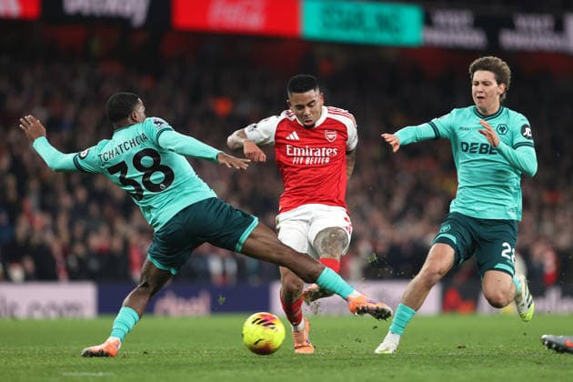 Arsenal v Wolverhampton Wanderers 13 December 2025 London - Premier League Football - Arsenal FC v Wolverhampton Wanderers - Gabriel Jesus of Arsenal shoots through the legs of Jackson Tchatchoua of Wolverhampton Wanderers - (Photo by Mark Leech). London UK Copyright: xMarkxLeechxOffside