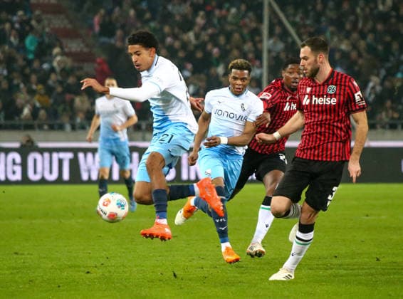 Deutschland: Fussball 2.Bundesliga 2025 26, 16. Spieltag - Hannover 96 vs VfL Bochum - Heinz von Heiden Arena Stadion (Hannover): Francis Onyeka (VfL Bochum, 21) Farid Alfa-Ruprecht (VfL Bochum, 29) Boris Tomiak (Hannover 96, 3) Hannover