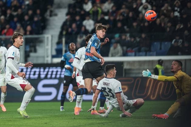 Atalanta BC v Cagliari Calcio - Serie A Charles De Ketelaere of Atalanta BC attempts to score a goal during the Serie A football match between Atalanta BC and Cagliari Calcio in Bergamo, Italy, on December 13, 2025, at New Balance Arena. Bergamo Italy  Copyright: xEmanuelexComincinix originalFilename:comincini-atalanta251213_npEOp.jpg