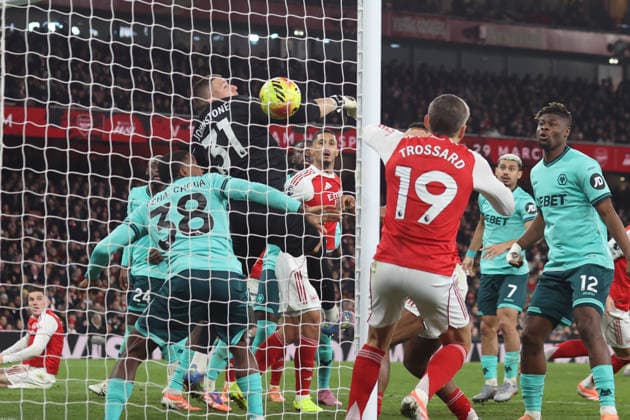 Arsenal v Wolverhampton Wanderers 13 December 2025 London - Premier League Football - Arsenal FC v Wolverhampton Wanderers - the ball rebounds off the back of Wolverhampton Wanderers goalkeeper Sam Johnstone and into the net for the first Arsenal goal - (Photo by Mark Leech). London UK Copyright: xMarkxLeechxOffside