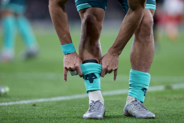 Arsenal v Wolverhampton Wanderers 13 December 2025 London - Premier League Football - Arsenal FC v Wolverhampton Wanderers - Andre of Wolverhampton Wanderers adjusts a shin pad - (Photo by Mark Leech). London UK Copyright: xMarkxLeechxOffside