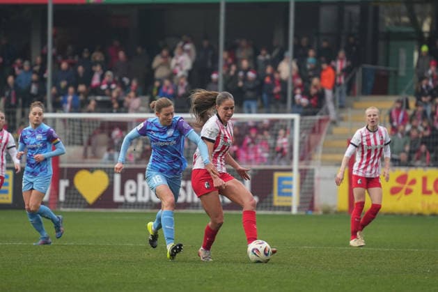 Deutschland, Freiburg im Breisgau, Google Pixel Frauen-Bundesliga 2025 26 - SC Freiburg vs. SGS Essen, Maj Schneider (SC Freiburg, 15) im Zweikamp mit Lena Ostermeier (SGS Essen, 18) Copyright: xMirjamxGeigerx