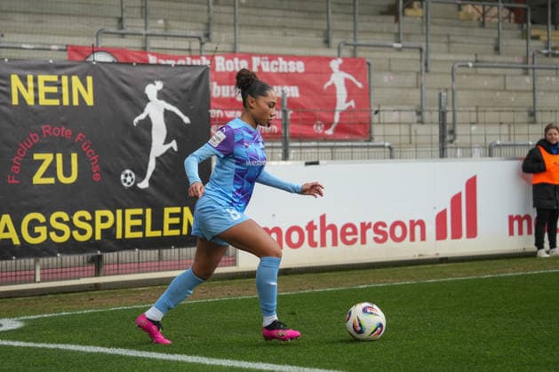 Deutschland, Freiburg im Breisgau, Google Pixel Frauen-Bundesliga 2025 26 - SC Freiburg vs. SGS Essen, Vanessa Fürst (SGS Essen, 08). Copyright: xMirjamxGeigerx