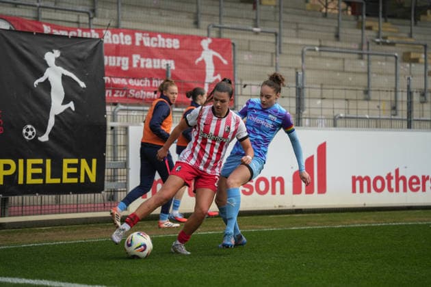 Deutschland, Freiburg im Breisgau, Google Pixel Frauen-Bundesliga 2025 26 - SC Freiburg vs. SGS Essen, Leela Egli (SC Freiburg, 20) im Zweikampf mit Jacqueline Meißner (SGS Essen, 16). Copyright: xMirjamxGeigerx
