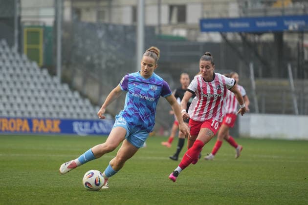 Deutschland, Freiburg im Breisgau, Google Pixel Frauen-Bundesliga 2025 26 - SC Freiburg vs. SGS Essen, Paulina Platner (SGS Essen, 25) im Zweikampf mit Selina Vobian (SC Freiburg, 10). Copyright: xMirjamxGeigerx
