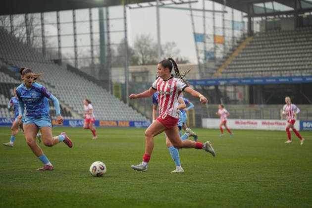 Deutschland, Freiburg im Breisgau, Google Pixel Frauen-Bundesliga 2025 26 - SC Freiburg vs. SGS Essen, Leela Egli (SC Freiburg, 20). Copyright: xMirjamxGeigerx