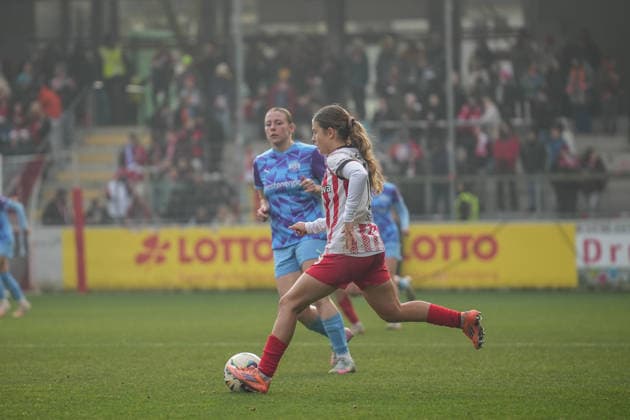 Deutschland, Freiburg im Breisgau, Google Pixel Frauen-Bundesliga 2025 26 - SC Freiburg vs. SGS Essen, Nia Szenk (SC Freiburg, 19). Copyright: xMirjamxGeigerx