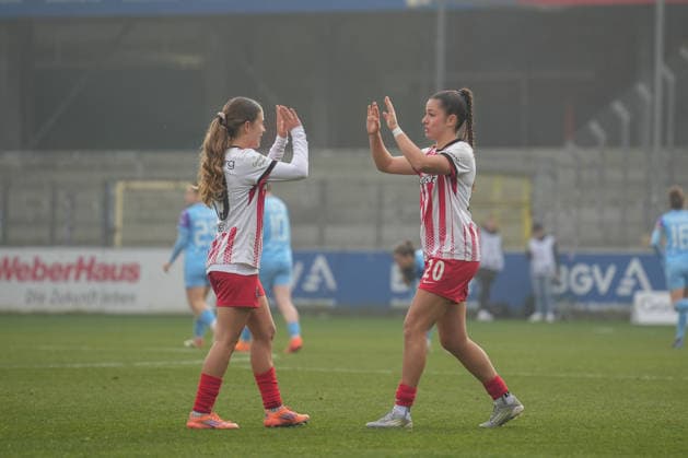 Deutschland, Freiburg im Breisgau, Google Pixel Frauen-Bundesliga 2025 26 - SC Freiburg vs. SGS Essen, Nia Szenk (SC Freiburg, 19), Leela Egli (SC Freiburg, 20). Copyright: xMirjamxGeigerx