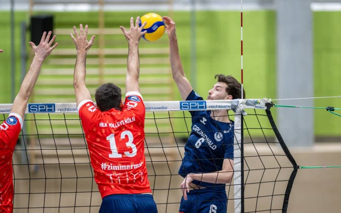 Volleyball, Saison 2025 2026, 2. Bundesliga Bord, 13.12.2025, 11. Spieltag, Herren, TuB Bocholt (blau) vs. MLK Volleys Koeln (rot) v.l.: Volker Zimmermann (MLK Volleys Koeln), Ben Stoverink (TuB Bocholt), Bocholt Sporthalle West Nordrhein-Westfalen Deutschland