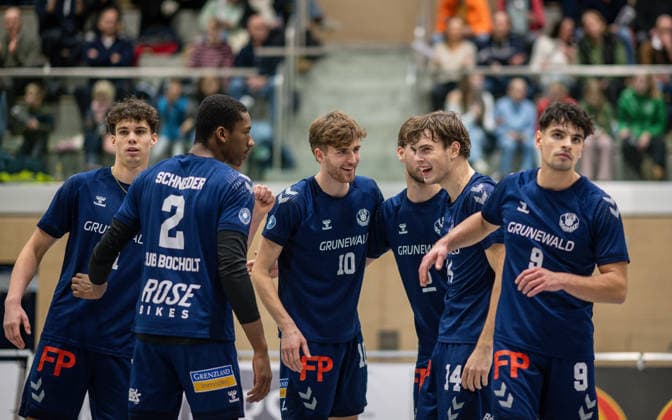 Volleyball, Saison 2025 2026, 2. Bundesliga Bord, 13.12.2025, 11. Spieltag, Herren, TuB Bocholt (blau) vs. MLK Volleys Koeln (rot) v.l.: Joke Johannig (TuB Bocholt), Rudy Schneider (TuB Bocholt), Tom Doerpinghaus (TuB Bocholt), Ben Stoverink (TuB Bocholt), Bohdan Velychko (TuB Bocholt), Lukas Salimi (TuB Bocholt), Bocholt Sporthalle West Nordrhein-Westfalen Deutschland