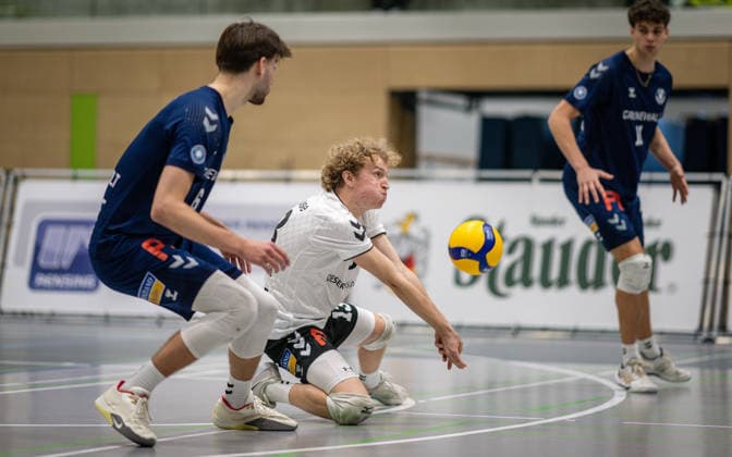 Volleyball, Saison 2025 2026, 2. Bundesliga Bord, 13.12.2025, 11. Spieltag, Herren, TuB Bocholt (blau) vs. MLK Volleys Koeln (rot) v.l.: Ben Stoverink (TuB Bocholt), Tom-Luca Schluse (Libero TuB Bocholt), Joke Johannig (TuB Bocholt), Bocholt Sporthalle West Nordrhein-Westfalen Deutschland
