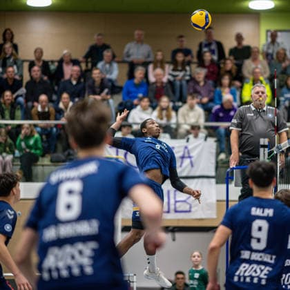 Volleyball, Saison 2025 2026, 2. Bundesliga Bord, 13.12.2025, 11. Spieltag, Herren, TuB Bocholt (blau) vs. MLK Volleys Koeln (rot) v.l.: Joke Johannig (TuB Bocholt), Ben Stoverink (TuB Bocholt), Rudy Schneider (TuB Bocholt), Lukas Salimi (TuB Bocholt), Christian Thelen (1. Schiedsrichter) Bocholt Sporthalle West Nordrhein-Westfalen Deutschland