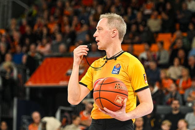 GER, BBL, ratiopharm Ulm vs Rasta Vechta 13.12.2025, ratiopharm arena, Neu-Ulm, GER, BBL, ratiopharm Ulm vs Rasta Vechta, im Bild Schiedsrichter Christof Madinger