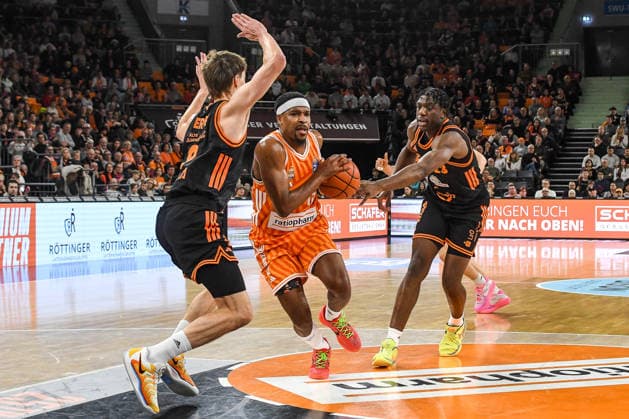 GER, BBL, ratiopharm Ulm vs Rasta Vechta 13.12.2025, ratiopharm arena, Neu-Ulm, GER, BBL, ratiopharm Ulm vs Rasta Vechta, im Bild Joschka Ferner (Vechta, 9), Justin Simon (Ulm, 15), Malcolm Dandridge (Vechta, 23)