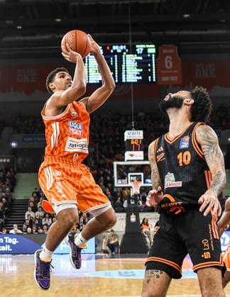 GER, BBL, ratiopharm Ulm vs Rasta Vechta 13.12.2025, ratiopharm arena, Neu-Ulm, GER, BBL, ratiopharm Ulm vs Rasta Vechta, im Bild Mark Smith (Ulm, 13), Tevin Brown (Vechta, 10)