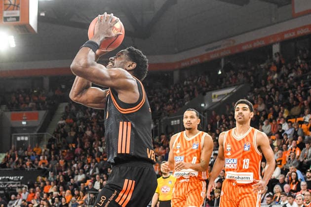 GER, BBL, ratiopharm Ulm vs Rasta Vechta 13.12.2025, ratiopharm arena, Neu-Ulm, GER, BBL, ratiopharm Ulm vs Rasta Vechta, im Bild TJ Bamba (Vechta, 5), Nelson Weidemann (Ulm, 0) und Mark Smith (Ulm, 13) in der Zuschauerrolle