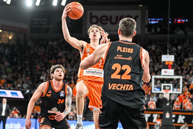 GER, BBL, ratiopharm Ulm vs Rasta Vechta 13.12.2025, ratiopharm arena, Neu-Ulm, GER, BBL, ratiopharm Ulm vs Rasta Vechta, im Bild Booker Coplin (Vechta, 30), Tobias Brahe Jensen (Ulm, 7), Tibor Pleiß Pleiss (Vechta, 22)