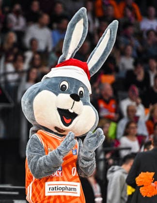 GER, BBL, ratiopharm Ulm vs Rasta Vechta 13.12.2025, ratiopharm arena, Neu-Ulm, GER, BBL, ratiopharm Ulm vs Rasta Vechta, im Bild das Ulmer Maskottchen Spass mit der Weihnachstmuetze