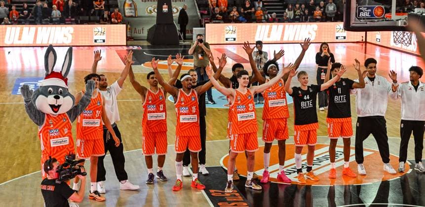 GER, BBL, ratiopharm Ulm vs Rasta Vechta 13.12.2025, ratiopharm arena, Neu-Ulm, GER, BBL, ratiopharm Ulm vs Rasta Vechta, im Bild Ulmer Spieler freuen sich nach Spielende