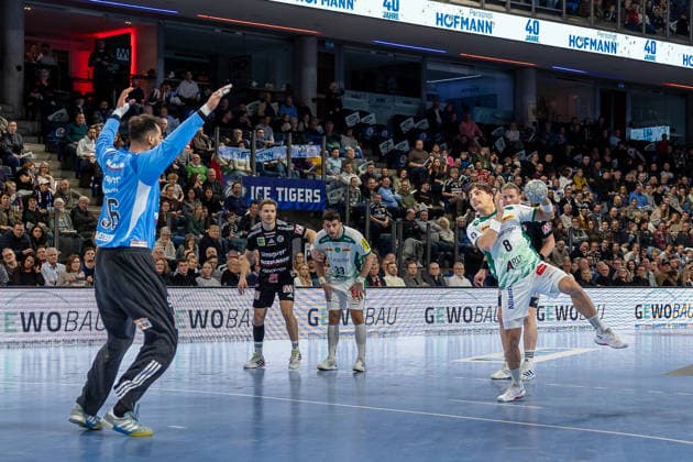 Lucas Krzikalla (SC DHfK Leipzig, 08) beim Siebenmeter auf Khalifa Ghedbane (HC Erlangen, 96). HC Erlangen vs. SC DHfK Leipzig, Handball, 1. Handball Bundesliga, Saison 2025 2026, 17. Spieltag, 13.12.2025 HC Erlangen vs. SC DHfK Leipzig, Handball, 1. Handball Bundesliga, Saison 2025 2026, 17. Spieltag, 13.12.2025 Nuernberg Copyright: xEibner-Pressefoto ArdanxFuessmanx EP_AFN