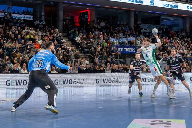 Lucas Krzikalla (SC DHfK Leipzig, 08) beim Wurf auf Khalifa Ghedbane (HC Erlangen, 96). HC Erlangen vs. SC DHfK Leipzig, Handball, 1. Handball Bundesliga, Saison 2025 2026, 17. Spieltag, 13.12.2025 HC Erlangen vs. SC DHfK Leipzig, Handball, 1. Handball Bundesliga, Saison 2025 2026, 17. Spieltag, 13.12.2025 Nuernberg Copyright: xEibner-Pressefoto ArdanxFuessmanx EP_AFN