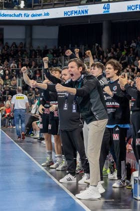 Jubel auf der Erlangener Bank mit Johannes Sellin (HC Erlangen, Chef-Trainer) und Tin Herceg (HC Erlangen, 16) Dr. Andre Teixeira (HC Erlangen, Torwarttrainer) HC Erlangen vs. SC DHfK Leipzig, Handball, 1. Handball Bundesliga, Saison 2025 2026, 17. Spieltag, 13.12.2025 HC Erlangen vs. SC DHfK Leipzig, Handball, 1. Handball Bundesliga, Saison 2025 2026, 17. Spieltag, 13.12.2025 Nuernberg Copyright: xEibner-Pressefoto ArdanxFuessmanx EP_AFN